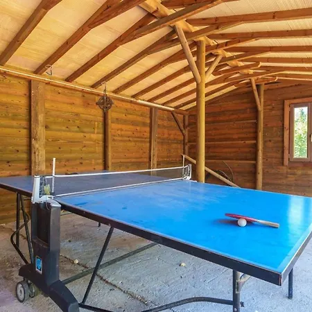 Hébergement de vacances Schoenes Mit Pool Fuer 10 Personen In Strandnaehe